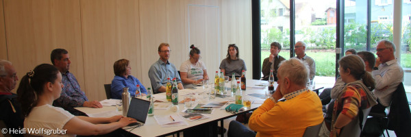 Menschen um einen Tisch