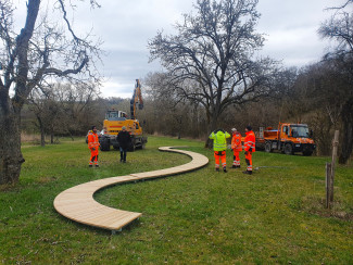 Bretter in Form einer Himmelsbahn am Boden