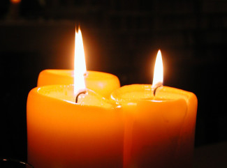 drei brennende Kerzen