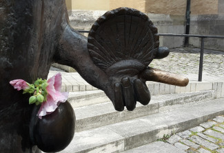 Ausschnitt Hand von Bronzestatue Pilger