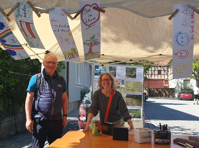 Mann und Frau unter Pavillion