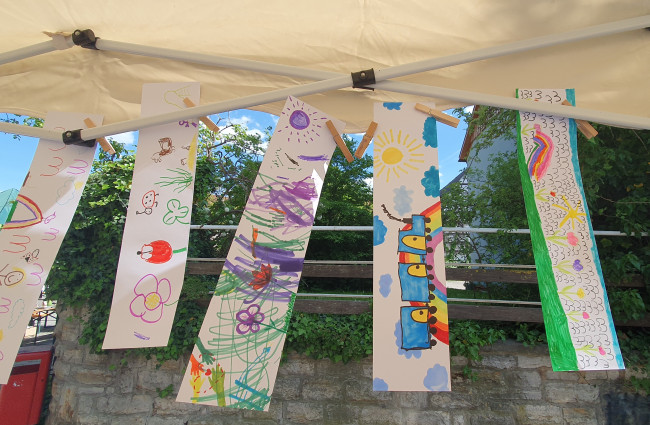 Papierstreifen im Wind