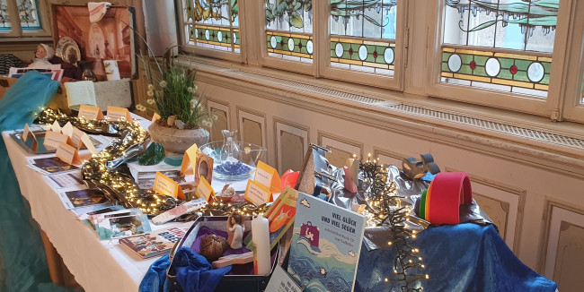 Bueffett mit Symbolen rund um die Taufe